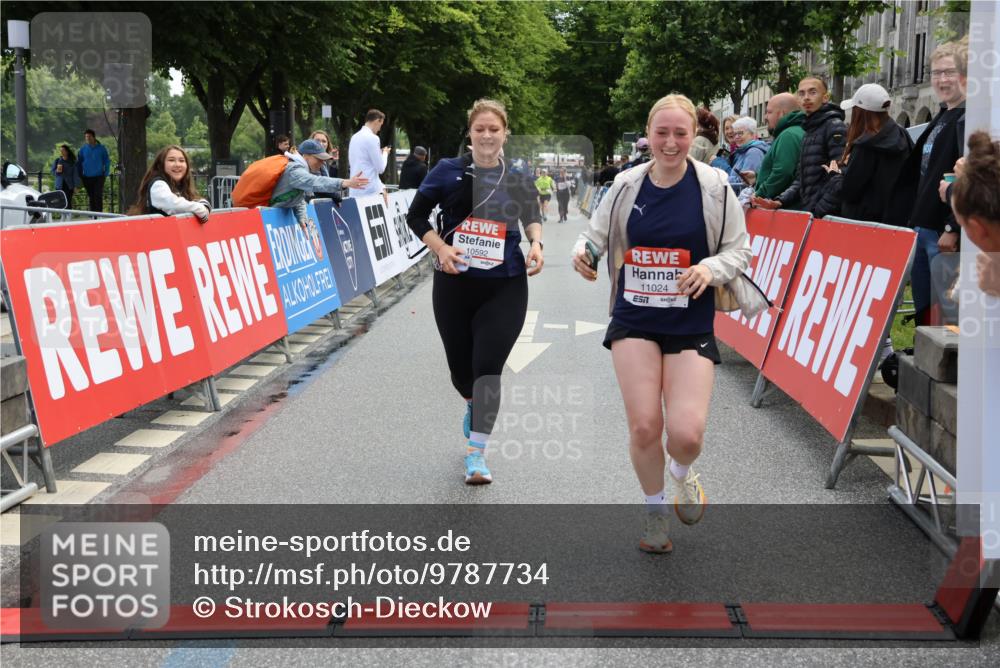 14.06.2026 - REWE Women's Run Strokosch-Dieckow http://msf.ph/oto/9787734 14.06.2026 10:20:09 Ziel 10517, 10592, 10748, 11024 meine-sportfotos.de