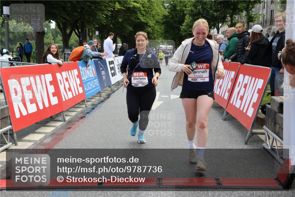14.06.2026 - REWE Women's Run Strokosch-Dieckow http://msf.ph/oto/9787736 14.06.2026 10:20:09 Ziel 10517, 10592, 10748, 11024 meine-sportfotos.de