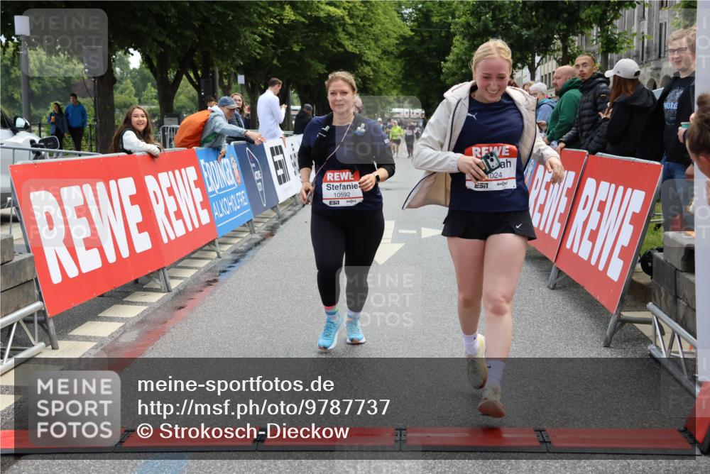 14.06.2026 - REWE Women's Run Strokosch-Dieckow http://msf.ph/oto/9787737 14.06.2026 10:20:09 Ziel 10517, 10592, 10748, 11024 meine-sportfotos.de