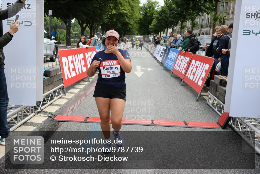 14.06.2026 - REWE Women's Run Strokosch-Dieckow http://msf.ph/oto/9787739 14.06.2026 10:20:12 Ziel 10517, 10592, 10748, 11024 meine-sportfotos.de