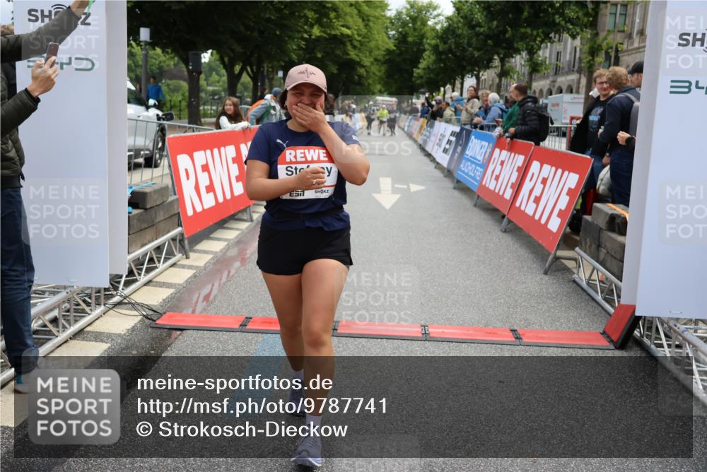14.06.2026 - REWE Women's Run Strokosch-Dieckow http://msf.ph/oto/9787741 14.06.2026 10:20:12 Ziel 10517, 10592, 10748, 11024 meine-sportfotos.de