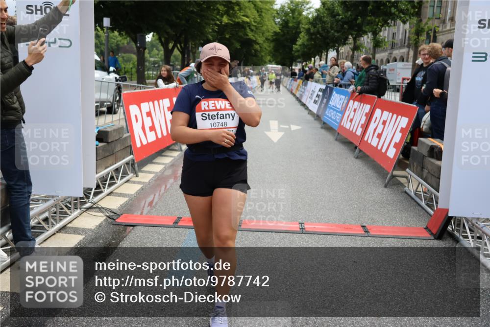 14.06.2026 - REWE Women's Run Strokosch-Dieckow http://msf.ph/oto/9787742 14.06.2026 10:20:13 Ziel 10517, 10592, 10748, 11024 meine-sportfotos.de