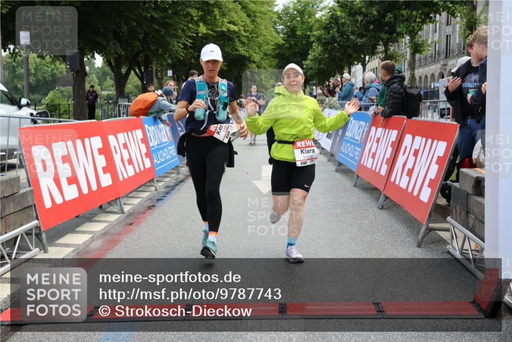 14.06.2026 - REWE Women's Run Strokosch-Dieckow http://msf.ph/oto/9787743 14.06.2026 10:20:25 Ziel 10446, 11028, 11215, 11216 meine-sportfotos.de