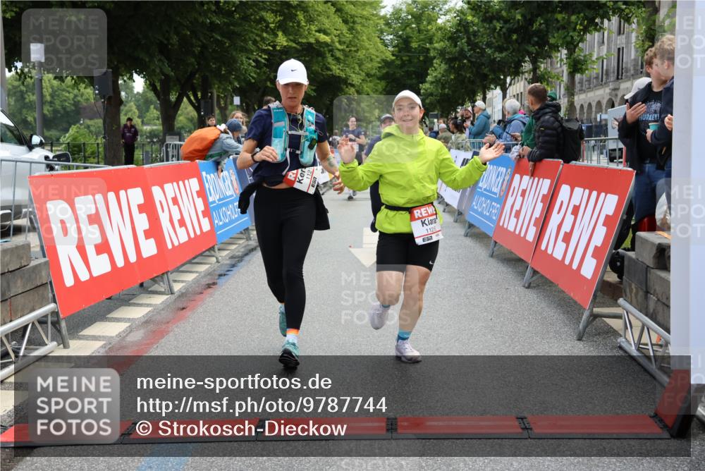 14.06.2026 - REWE Women's Run Strokosch-Dieckow http://msf.ph/oto/9787744 14.06.2026 10:20:25 Ziel 10446, 11028, 11215, 11216 meine-sportfotos.de