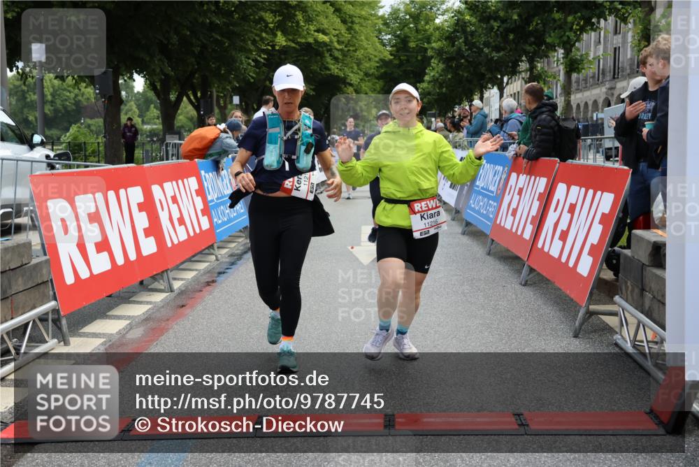 14.06.2026 - REWE Women's Run Strokosch-Dieckow http://msf.ph/oto/9787745 14.06.2026 10:20:25 Ziel 10446, 11028, 11215, 11216 meine-sportfotos.de