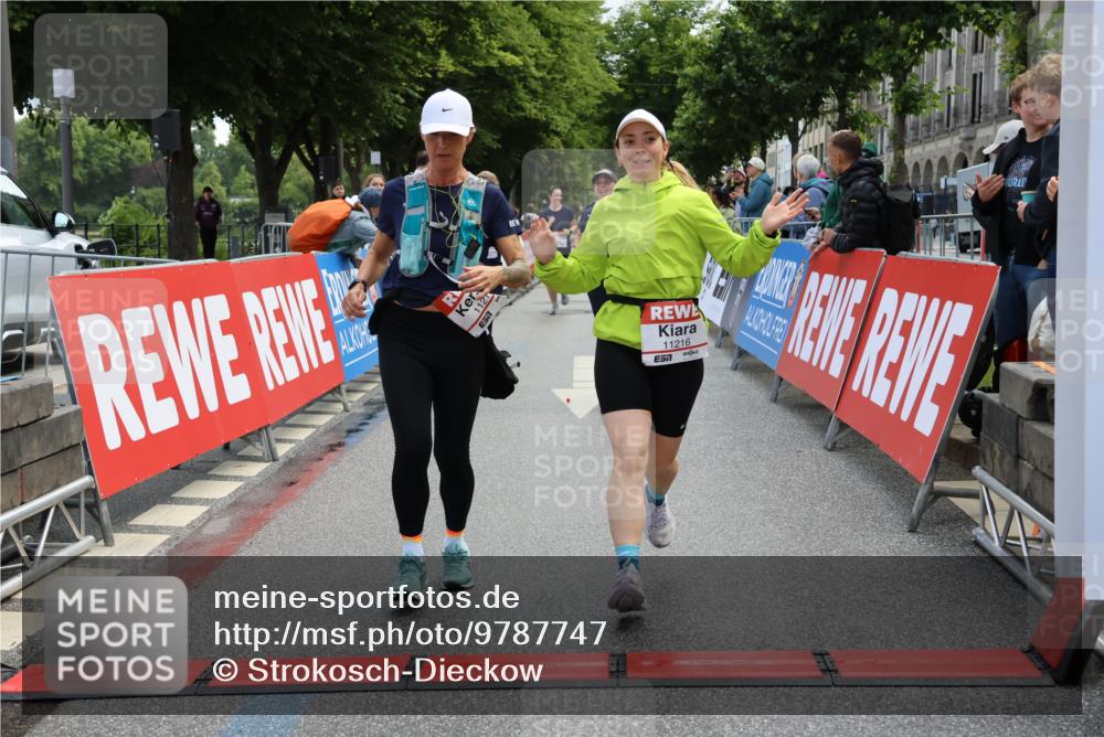 14.06.2026 - REWE Women's Run Strokosch-Dieckow http://msf.ph/oto/9787747 14.06.2026 10:20:25 Ziel 10446, 11028, 11215, 11216 meine-sportfotos.de