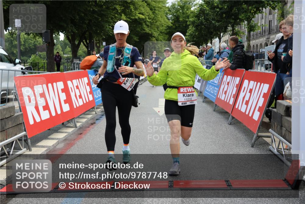 14.06.2026 - REWE Women's Run Strokosch-Dieckow http://msf.ph/oto/9787748 14.06.2026 10:20:25 Ziel 10446, 11028, 11215, 11216 meine-sportfotos.de