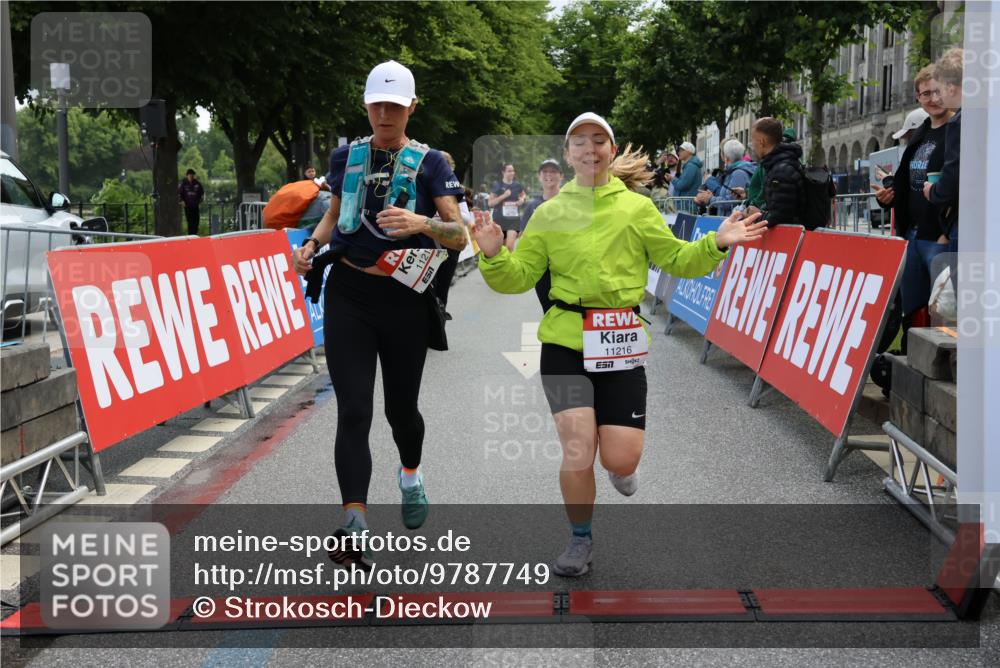 14.06.2026 - REWE Women's Run Strokosch-Dieckow http://msf.ph/oto/9787749 14.06.2026 10:20:25 Ziel 10446, 11028, 11215, 11216 meine-sportfotos.de