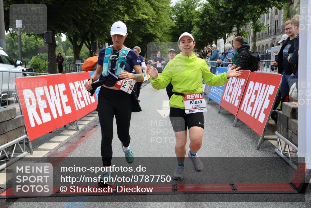 14.06.2026 - REWE Women's Run Strokosch-Dieckow http://msf.ph/oto/9787750 14.06.2026 10:20:25 Ziel 10446, 11028, 11215, 11216 meine-sportfotos.de