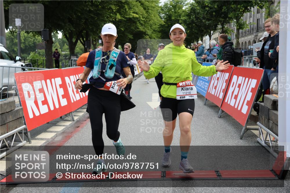 14.06.2026 - REWE Women's Run Strokosch-Dieckow http://msf.ph/oto/9787751 14.06.2026 10:20:25 Ziel 10446, 11028, 11215, 11216 meine-sportfotos.de