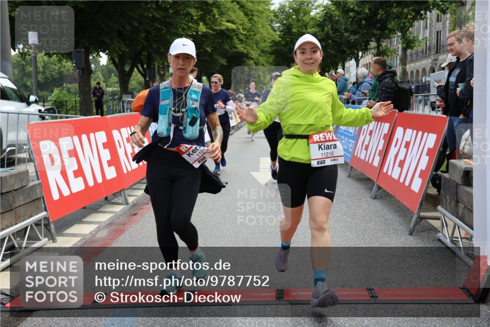 14.06.2026 - REWE Women's Run Strokosch-Dieckow http://msf.ph/oto/9787752 14.06.2026 10:20:25 Ziel 10446, 11028, 11215, 11216 meine-sportfotos.de