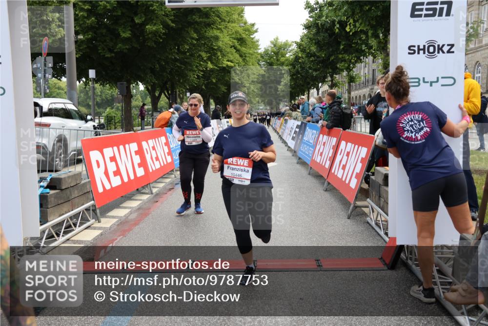 14.06.2026 - REWE Women's Run Strokosch-Dieckow http://msf.ph/oto/9787753 14.06.2026 10:20:27 Ziel 10446, 11028, 11215, 11216, 11424 meine-sportfotos.de