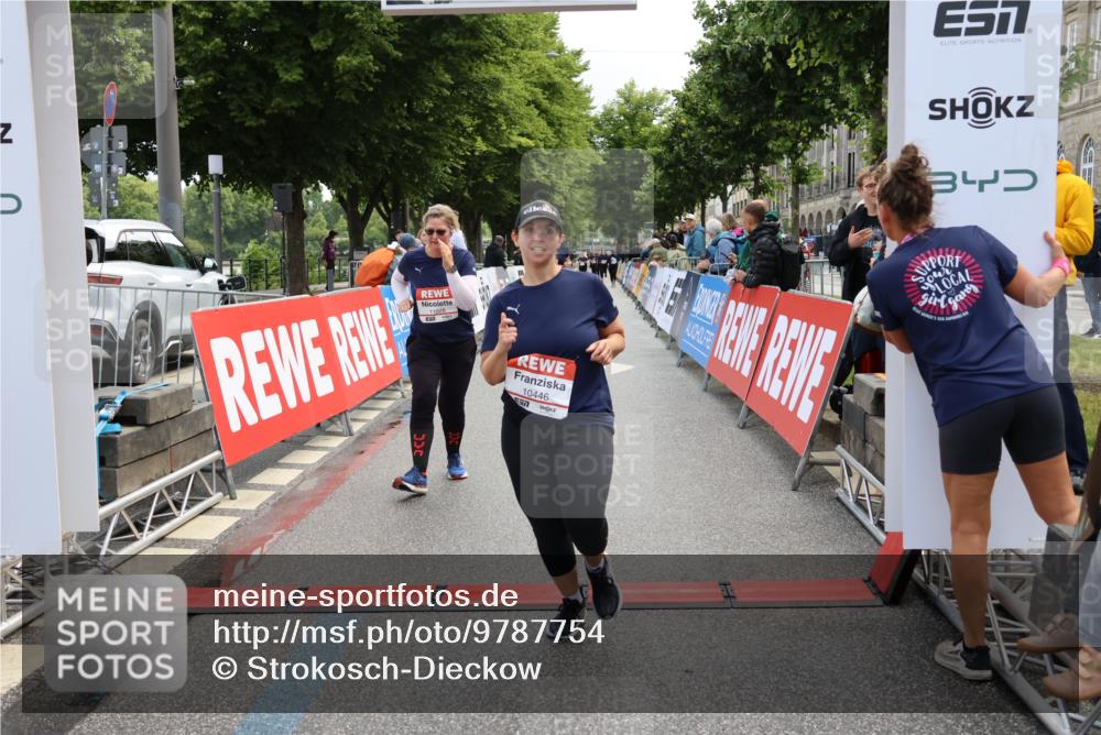 14.06.2026 - REWE Women's Run Strokosch-Dieckow http://msf.ph/oto/9787754 14.06.2026 10:20:27 Ziel 10446, 11028, 11215, 11216, 11424 meine-sportfotos.de