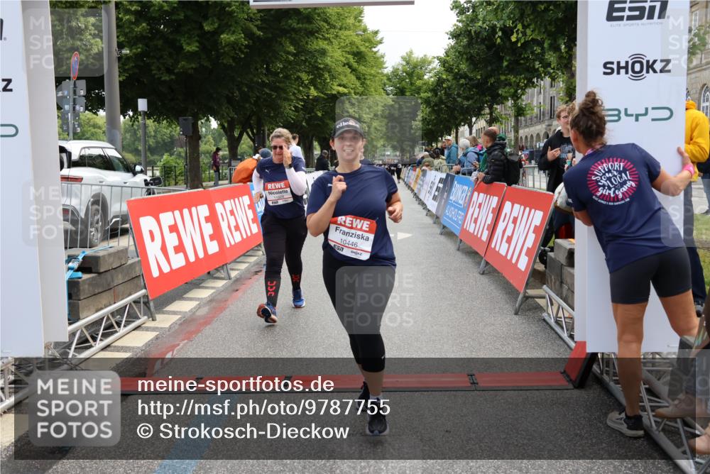 14.06.2026 - REWE Women's Run Strokosch-Dieckow http://msf.ph/oto/9787755 14.06.2026 10:20:27 Ziel 10446, 11028, 11215, 11216, 11424 meine-sportfotos.de