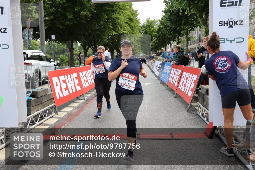 14.06.2026 - REWE Women's Run Strokosch-Dieckow http://msf.ph/oto/9787756 14.06.2026 10:20:27 Ziel 10446, 11028, 11215, 11216, 11424 meine-sportfotos.de