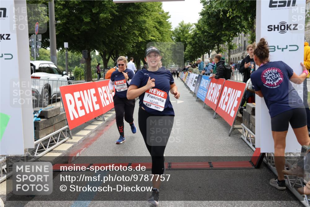 14.06.2026 - REWE Women's Run Strokosch-Dieckow http://msf.ph/oto/9787757 14.06.2026 10:20:28 Ziel 10446, 11028, 11215, 11216, 11424 meine-sportfotos.de
