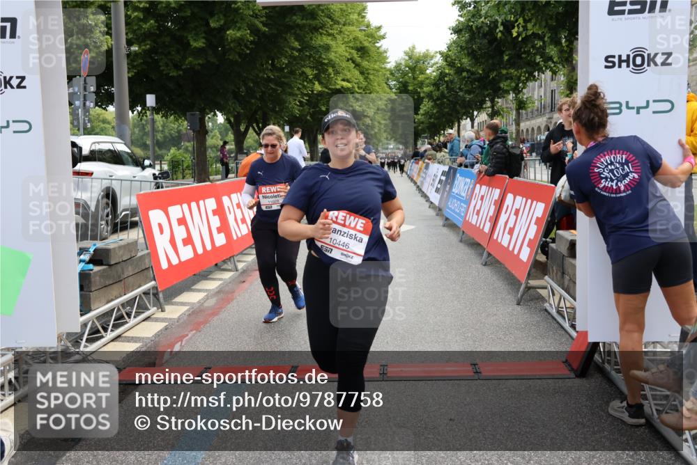 14.06.2026 - REWE Women's Run Strokosch-Dieckow http://msf.ph/oto/9787758 14.06.2026 10:20:28 Ziel 10446, 11028, 11215, 11216, 11424 meine-sportfotos.de