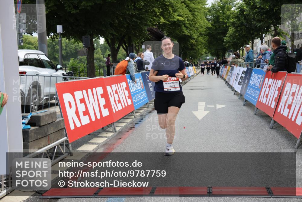 14.06.2026 - REWE Women's Run Strokosch-Dieckow http://msf.ph/oto/9787759 14.06.2026 10:20:30 Ziel 10446, 11028, 11215, 11216, 11424 meine-sportfotos.de