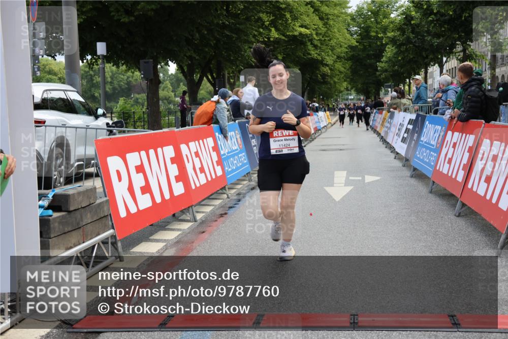 14.06.2026 - REWE Women's Run Strokosch-Dieckow http://msf.ph/oto/9787760 14.06.2026 10:20:30 Ziel 10446, 11028, 11215, 11216, 11424 meine-sportfotos.de