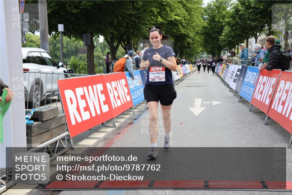14.06.2026 - REWE Women's Run Strokosch-Dieckow http://msf.ph/oto/9787762 14.06.2026 10:20:31 Ziel 10446, 11028, 11215, 11216, 11424 meine-sportfotos.de