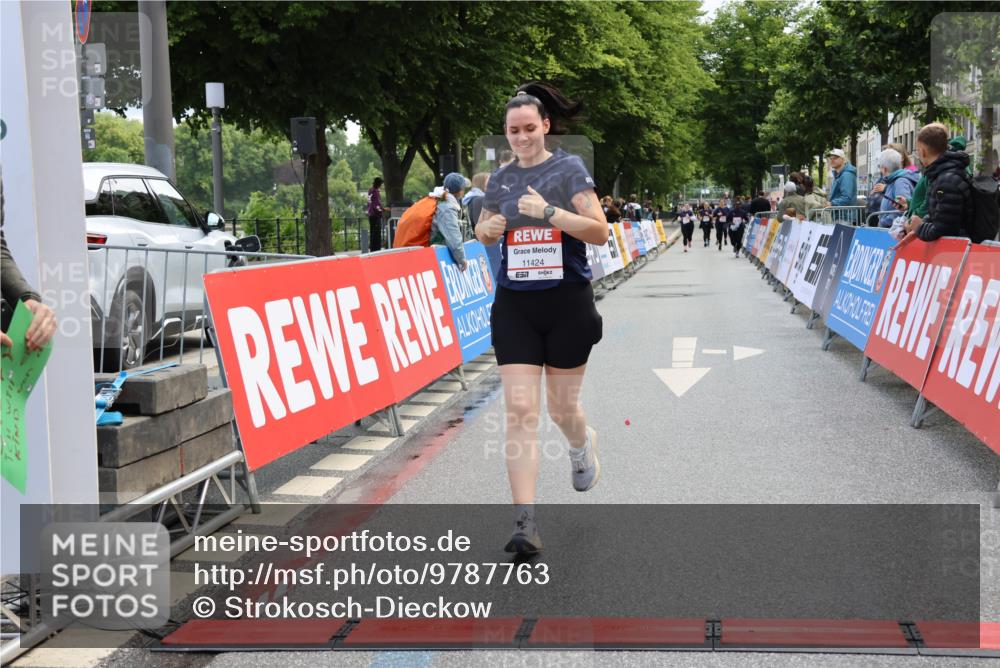 14.06.2026 - REWE Women's Run Strokosch-Dieckow http://msf.ph/oto/9787763 14.06.2026 10:20:31 Ziel 10446, 11028, 11215, 11216, 11424 meine-sportfotos.de