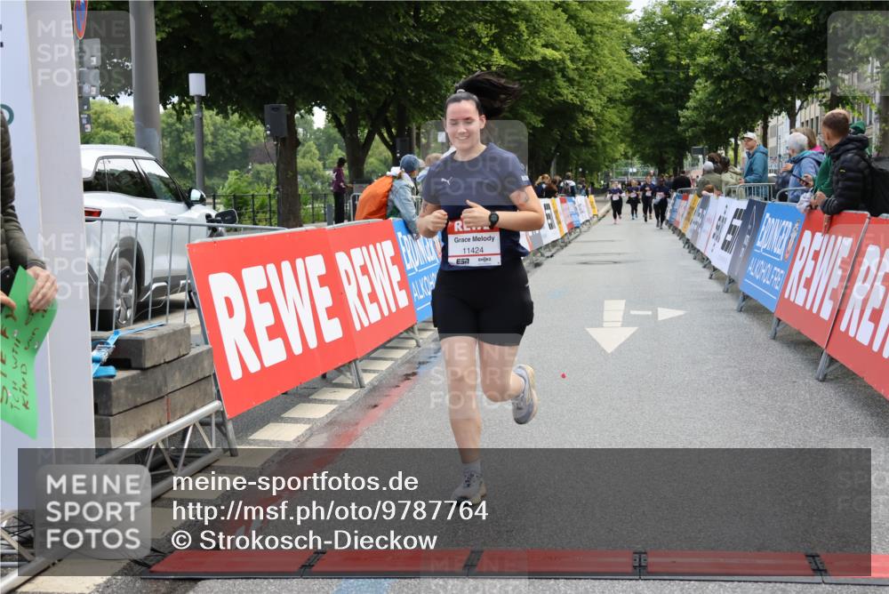 14.06.2026 - REWE Women's Run Strokosch-Dieckow http://msf.ph/oto/9787764 14.06.2026 10:20:31 Ziel 10446, 11028, 11215, 11216, 11424 meine-sportfotos.de