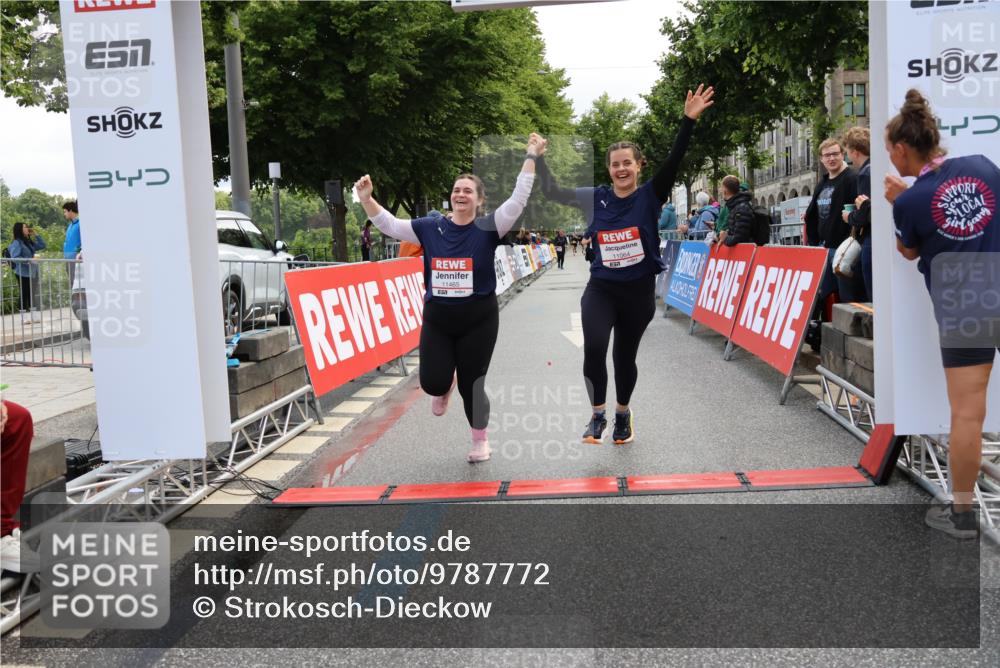 14.06.2026 - REWE Women's Run Strokosch-Dieckow http://msf.ph/oto/9787772 14.06.2026 10:20:44 Ziel 10084, 11064, 11465 meine-sportfotos.de