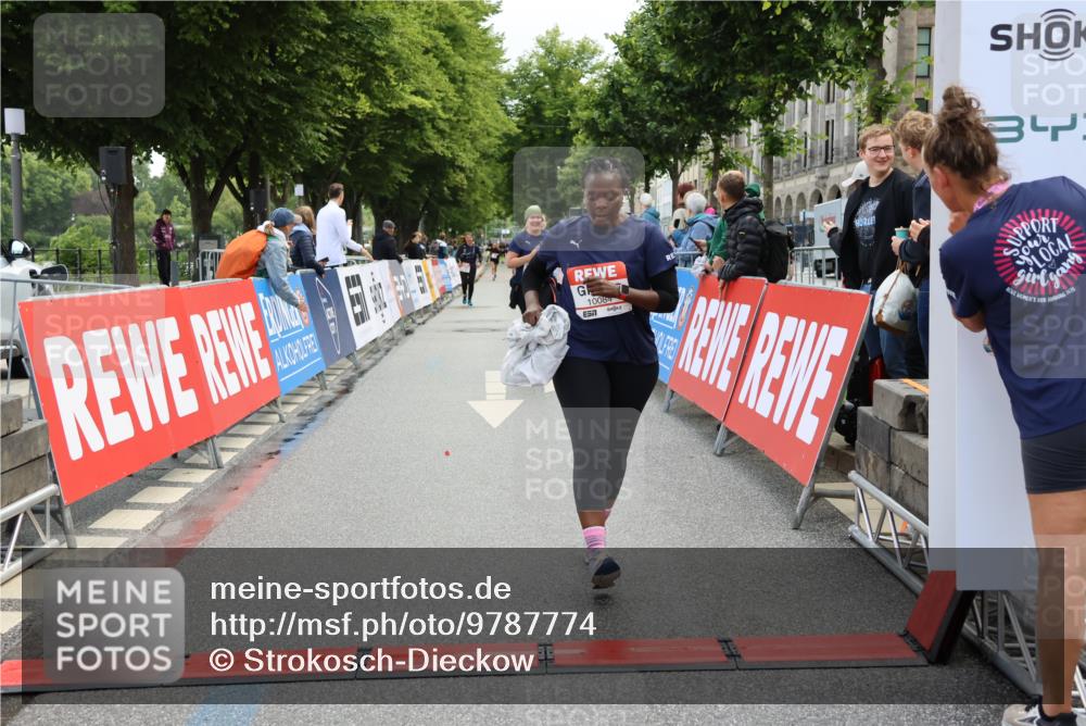 14.06.2026 - REWE Women's Run Strokosch-Dieckow http://msf.ph/oto/9787774 14.06.2026 10:20:47 Ziel 10084, 10485, 11064, 11465 meine-sportfotos.de