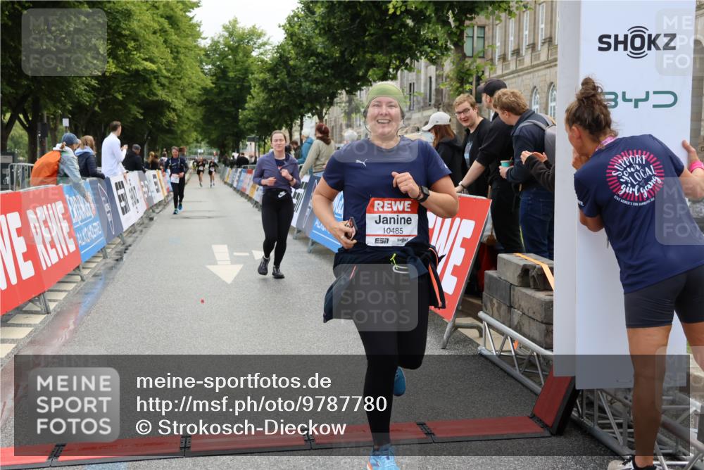 14.06.2026 - REWE Women's Run Strokosch-Dieckow http://msf.ph/oto/9787780 14.06.2026 10:20:51 Ziel 10084, 10485, 10767, 11064, 11465 meine-sportfotos.de