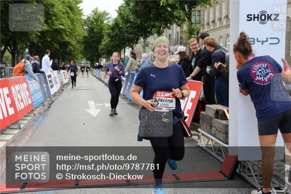 14.06.2026 - REWE Women's Run Strokosch-Dieckow http://msf.ph/oto/9787781 14.06.2026 10:20:51 Ziel 10084, 10485, 10767, 11064, 11465 meine-sportfotos.de
