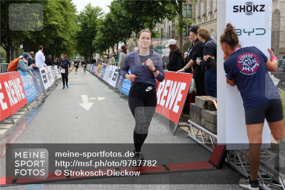 14.06.2026 - REWE Women's Run Strokosch-Dieckow http://msf.ph/oto/9787782 14.06.2026 10:20:53 Ziel 10084, 10485, 10767 meine-sportfotos.de