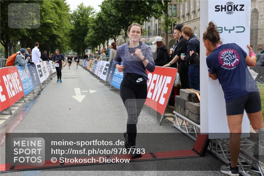 14.06.2026 - REWE Women's Run Strokosch-Dieckow http://msf.ph/oto/9787783 14.06.2026 10:20:53 Ziel 10084, 10485, 10767 meine-sportfotos.de
