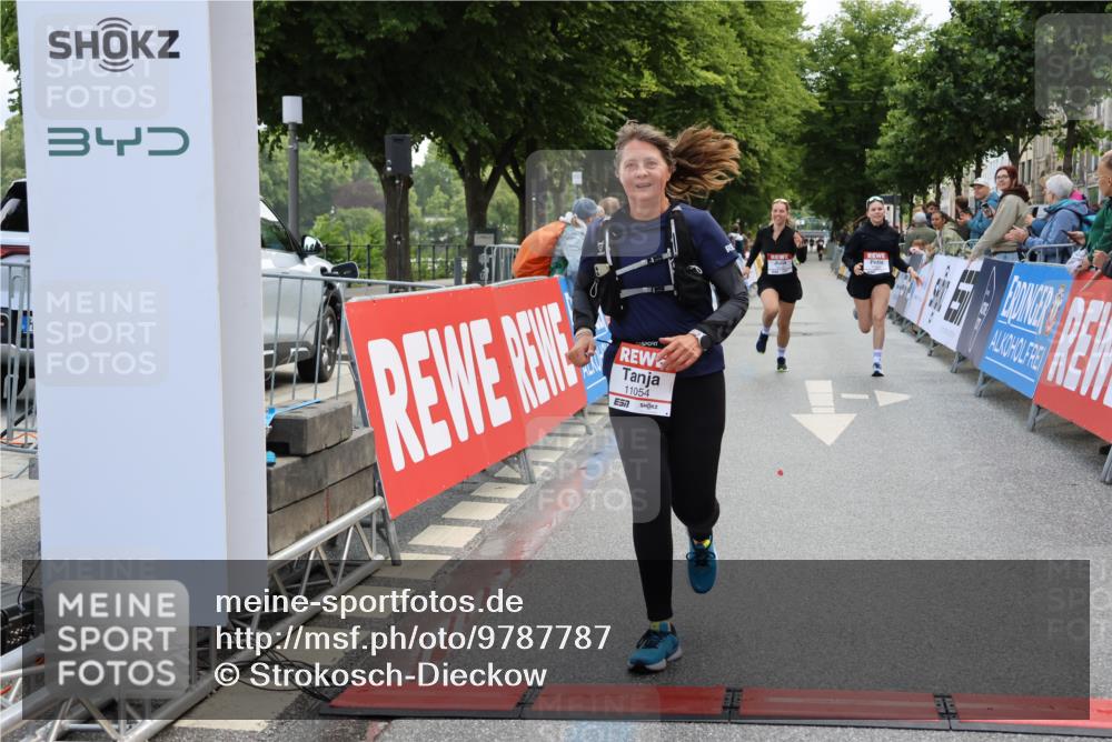14.06.2026 - REWE Women's Run Strokosch-Dieckow http://msf.ph/oto/9787787 14.06.2026 10:20:58 Ziel 10044, 10045, 10485, 10767, 11054 meine-sportfotos.de