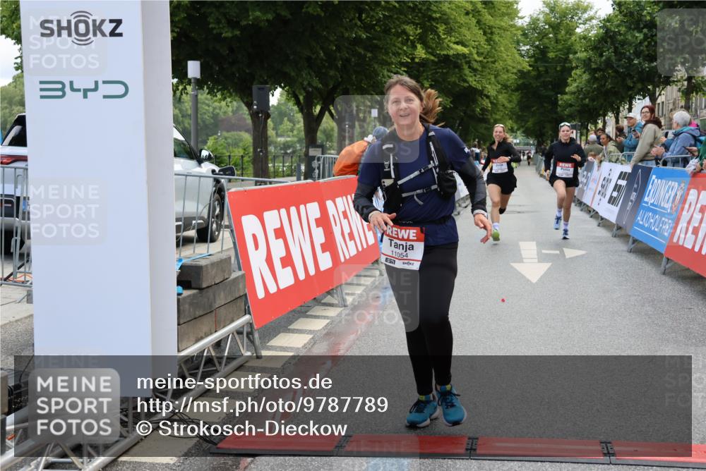 14.06.2026 - REWE Women's Run Strokosch-Dieckow http://msf.ph/oto/9787789 14.06.2026 10:20:59 Ziel 10044, 10045, 10767, 11054 meine-sportfotos.de