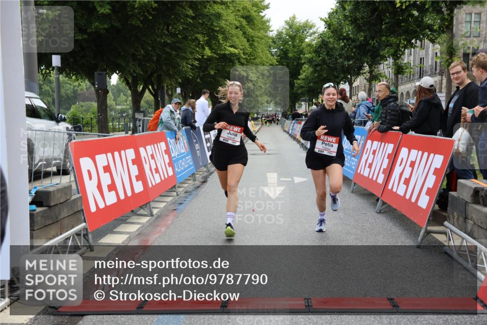 14.06.2026 - REWE Women's Run Strokosch-Dieckow http://msf.ph/oto/9787790 14.06.2026 10:21:00 Ziel 10044, 10045, 10767, 11054 meine-sportfotos.de