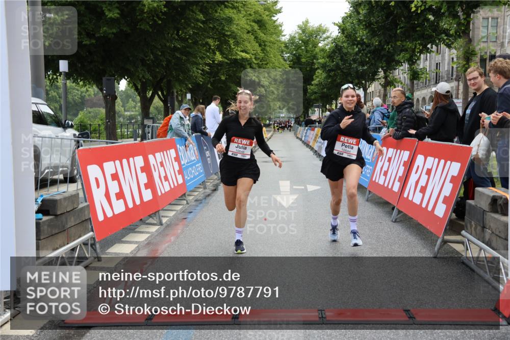 14.06.2026 - REWE Women's Run Strokosch-Dieckow http://msf.ph/oto/9787791 14.06.2026 10:21:00 Ziel 10044, 10045, 10767, 11054 meine-sportfotos.de
