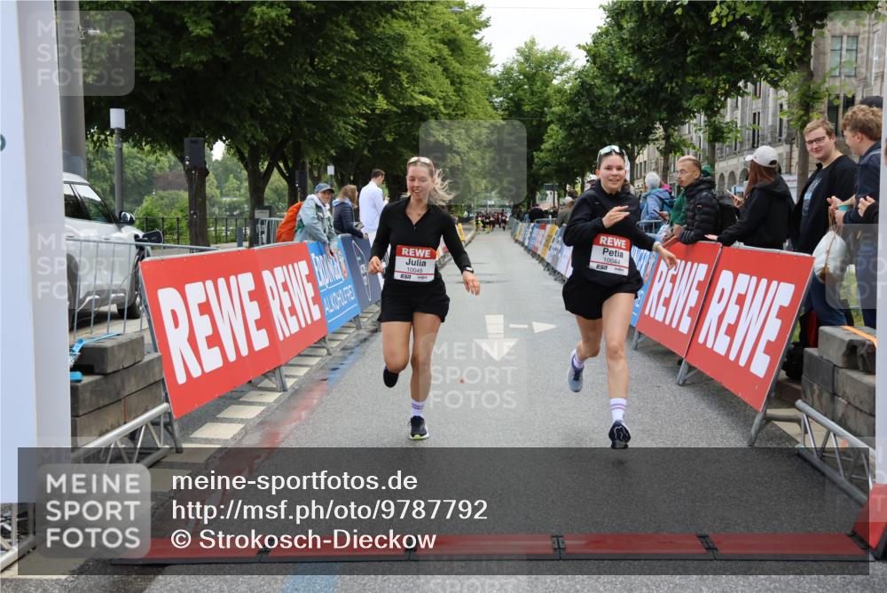 14.06.2026 - REWE Women's Run Strokosch-Dieckow http://msf.ph/oto/9787792 14.06.2026 10:21:00 Ziel 10044, 10045, 10767, 11054 meine-sportfotos.de
