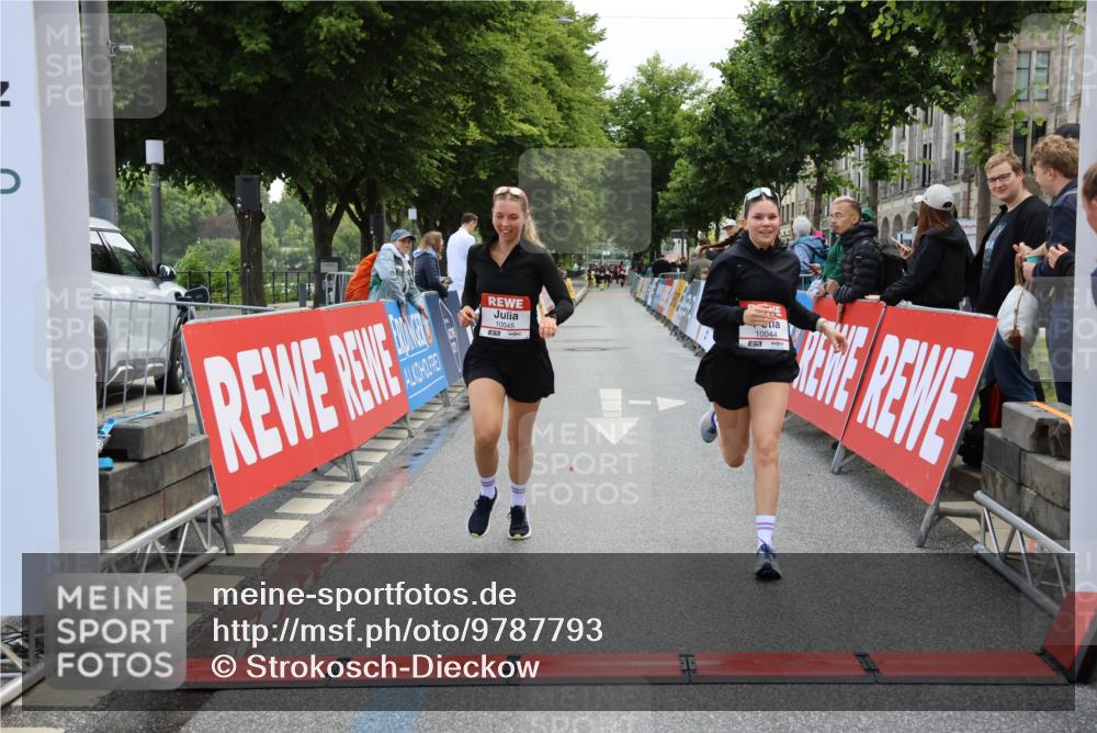 14.06.2026 - REWE Women's Run Strokosch-Dieckow http://msf.ph/oto/9787793 14.06.2026 10:21:00 Ziel 10044, 10045, 10767, 11054 meine-sportfotos.de