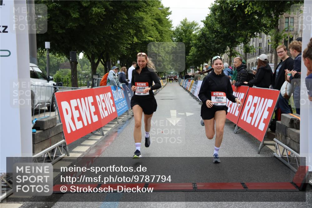 14.06.2026 - REWE Women's Run Strokosch-Dieckow http://msf.ph/oto/9787794 14.06.2026 10:21:00 Ziel 10044, 10045, 10767, 11054 meine-sportfotos.de