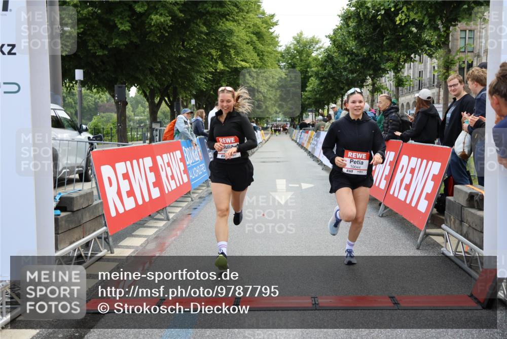 14.06.2026 - REWE Women's Run Strokosch-Dieckow http://msf.ph/oto/9787795 14.06.2026 10:21:01 Ziel 10044, 10045, 10767, 11054 meine-sportfotos.de
