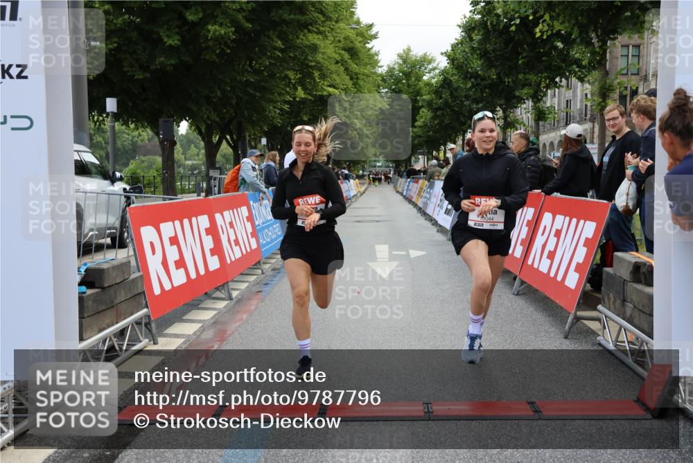 14.06.2026 - REWE Women's Run Strokosch-Dieckow http://msf.ph/oto/9787796 14.06.2026 10:21:01 Ziel 10044, 10045, 10767, 11054 meine-sportfotos.de