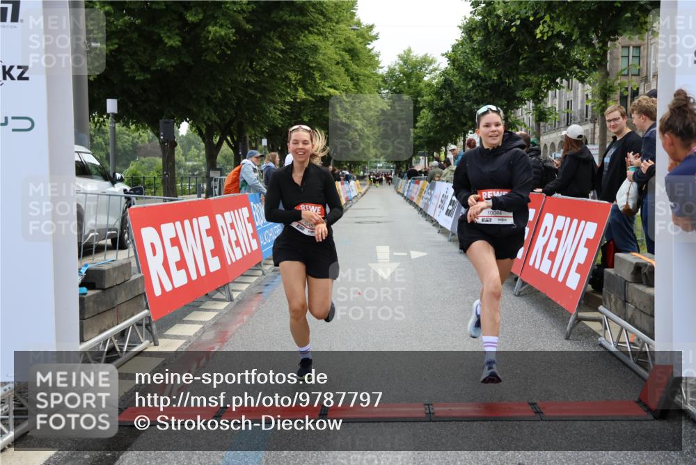 14.06.2026 - REWE Women's Run Strokosch-Dieckow http://msf.ph/oto/9787797 14.06.2026 10:21:01 Ziel 10044, 10045, 10767, 11054 meine-sportfotos.de