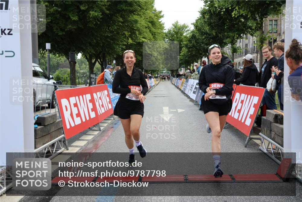 14.06.2026 - REWE Women's Run Strokosch-Dieckow http://msf.ph/oto/9787798 14.06.2026 10:21:01 Ziel 10044, 10045, 10767, 11054 meine-sportfotos.de