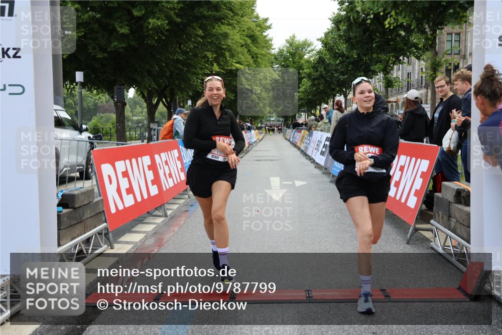 14.06.2026 - REWE Women's Run Strokosch-Dieckow http://msf.ph/oto/9787799 14.06.2026 10:21:01 Ziel 10044, 10045, 10767, 11054 meine-sportfotos.de