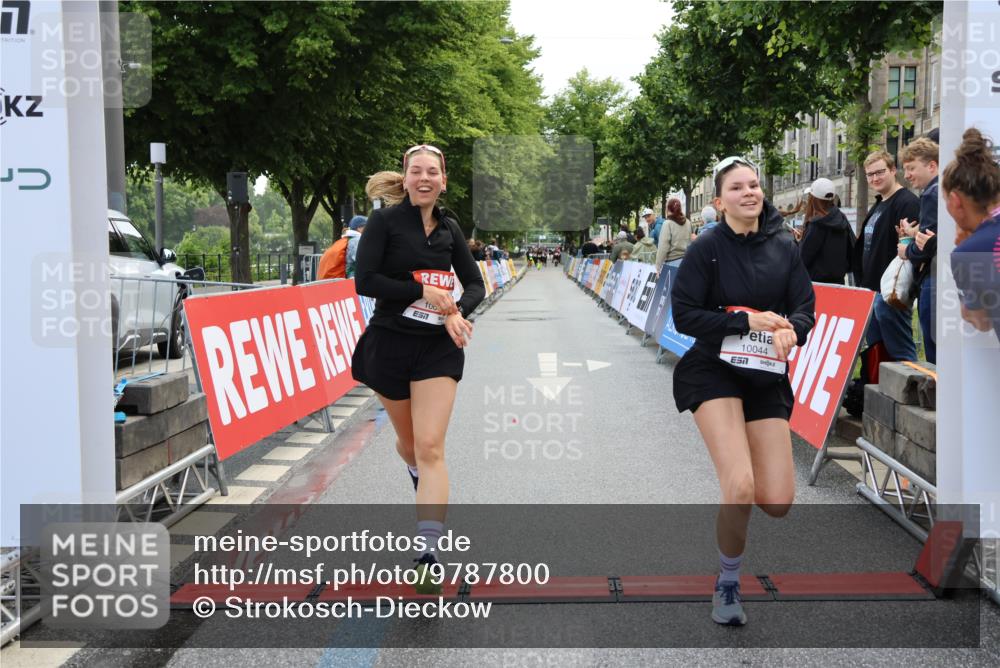 14.06.2026 - REWE Women's Run Strokosch-Dieckow http://msf.ph/oto/9787800 14.06.2026 10:21:01 Ziel 10044, 10045, 10767, 11054 meine-sportfotos.de