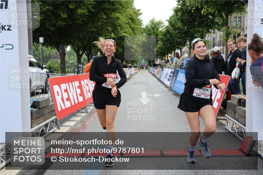 14.06.2026 - REWE Women's Run Strokosch-Dieckow http://msf.ph/oto/9787801 14.06.2026 10:21:01 Ziel 10044, 10045, 10767, 11054 meine-sportfotos.de