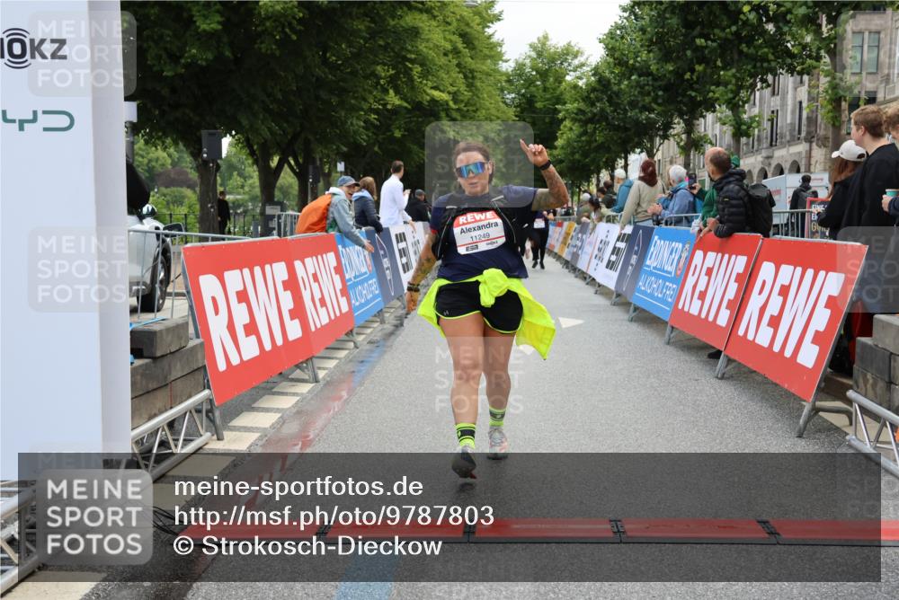 14.06.2026 - REWE Women's Run Strokosch-Dieckow http://msf.ph/oto/9787803 14.06.2026 10:21:27 Ziel 11249 meine-sportfotos.de