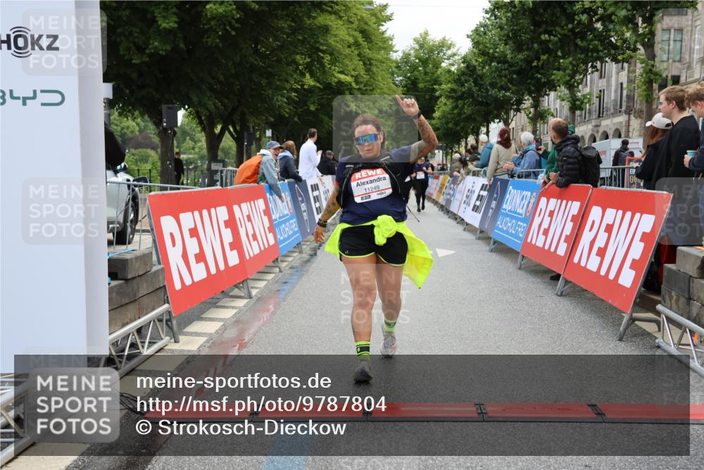 14.06.2026 - REWE Women's Run Strokosch-Dieckow http://msf.ph/oto/9787804 14.06.2026 10:21:27 Ziel 11249 meine-sportfotos.de