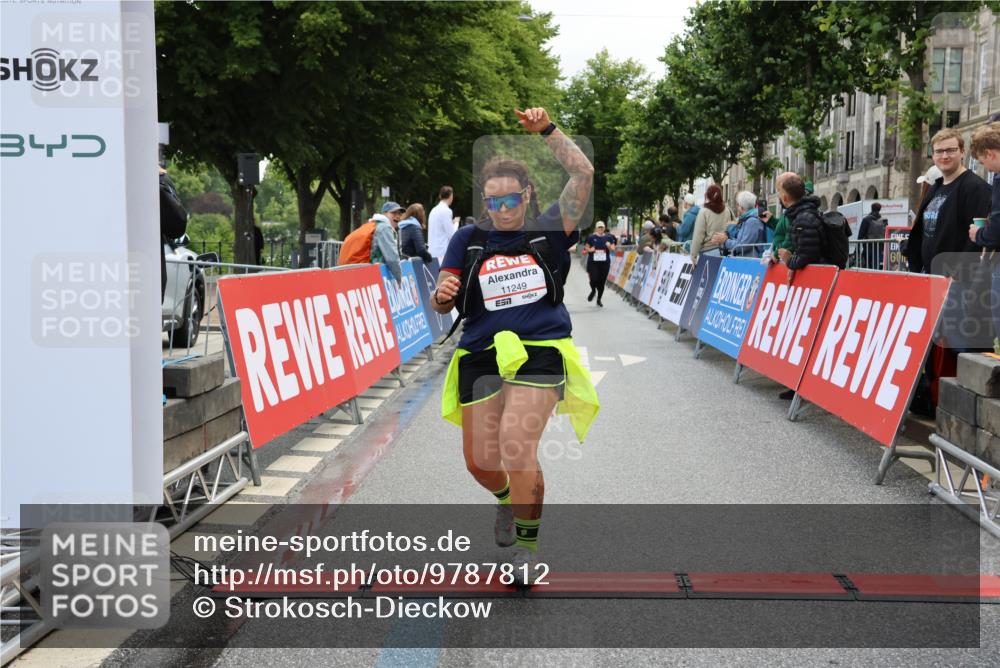 14.06.2026 - REWE Women's Run Strokosch-Dieckow http://msf.ph/oto/9787812 14.06.2026 10:21:27 Ziel 11249 meine-sportfotos.de