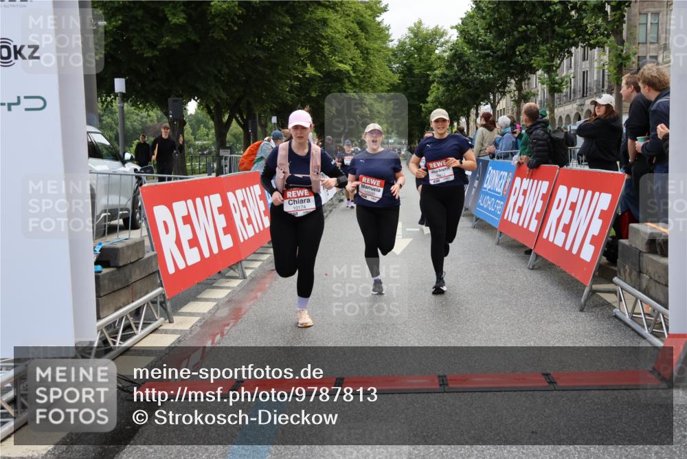 14.06.2026 - REWE Women's Run Strokosch-Dieckow http://msf.ph/oto/9787813 14.06.2026 10:21:32 Ziel 10174, 10212, 10520, 10607, 11249 meine-sportfotos.de